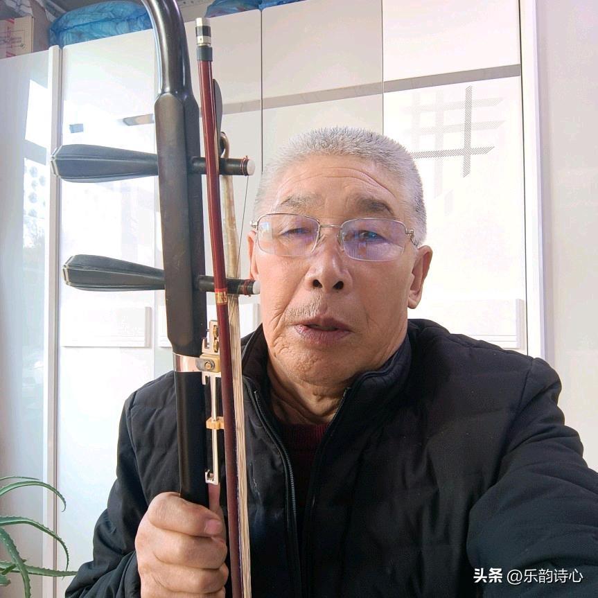 《七绝·乐韵诗心》乐韵诗心原创诗词:
乐奏清弦绕画梁，
韵含雅意梦魂长。
诗成锦