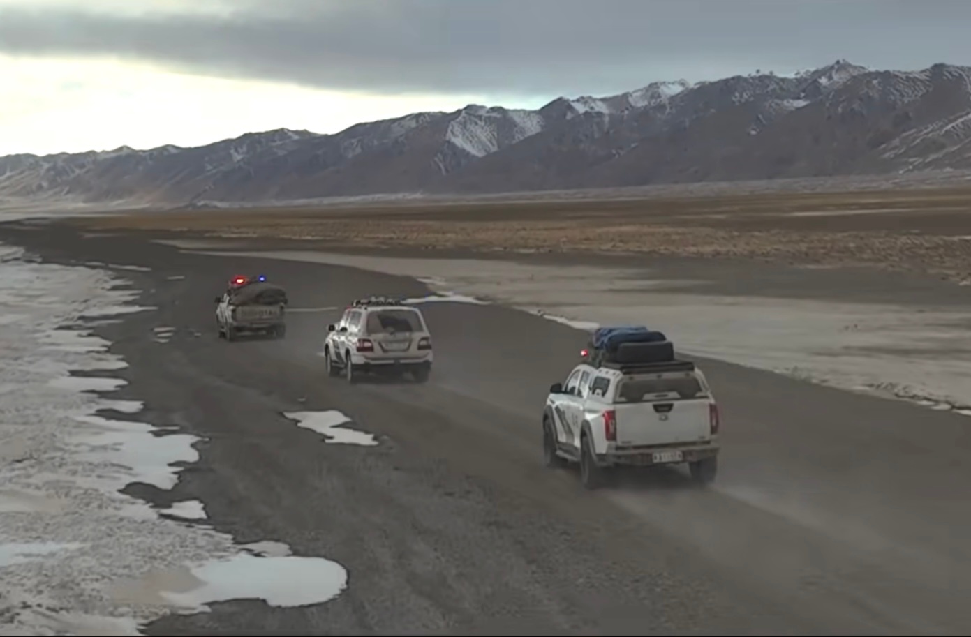 可可西里巡山队现在的装备，当年的212换成各种皮卡和勇士车，武器也从猎枪升级为不