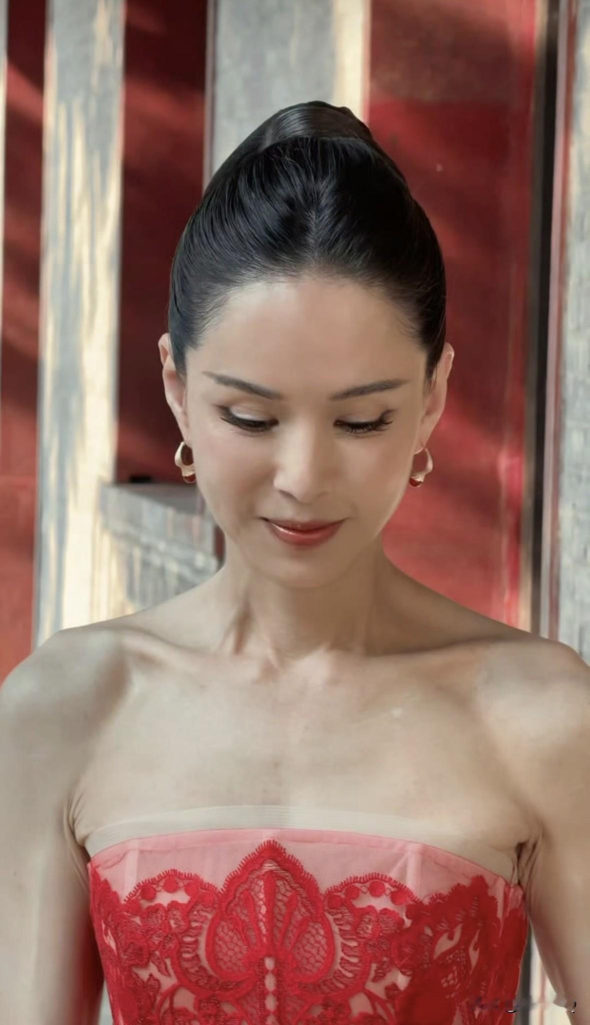 李若彤的肩膀都是运动的痕迹，锁骨明显，臂肌明显，直角肩明显。今年她都60岁了，真
