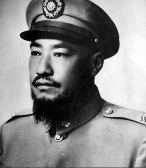 [中国赞]1958年，青海“土皇帝”马步芳偷偷在亲侄女喝的水里下了药，扒光她的衣