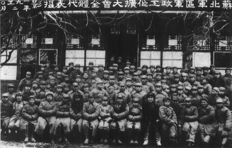 1950年2月，参加苏北军区军政工作扩大会议留影。
前排左三为熊挺，左五为肖望东