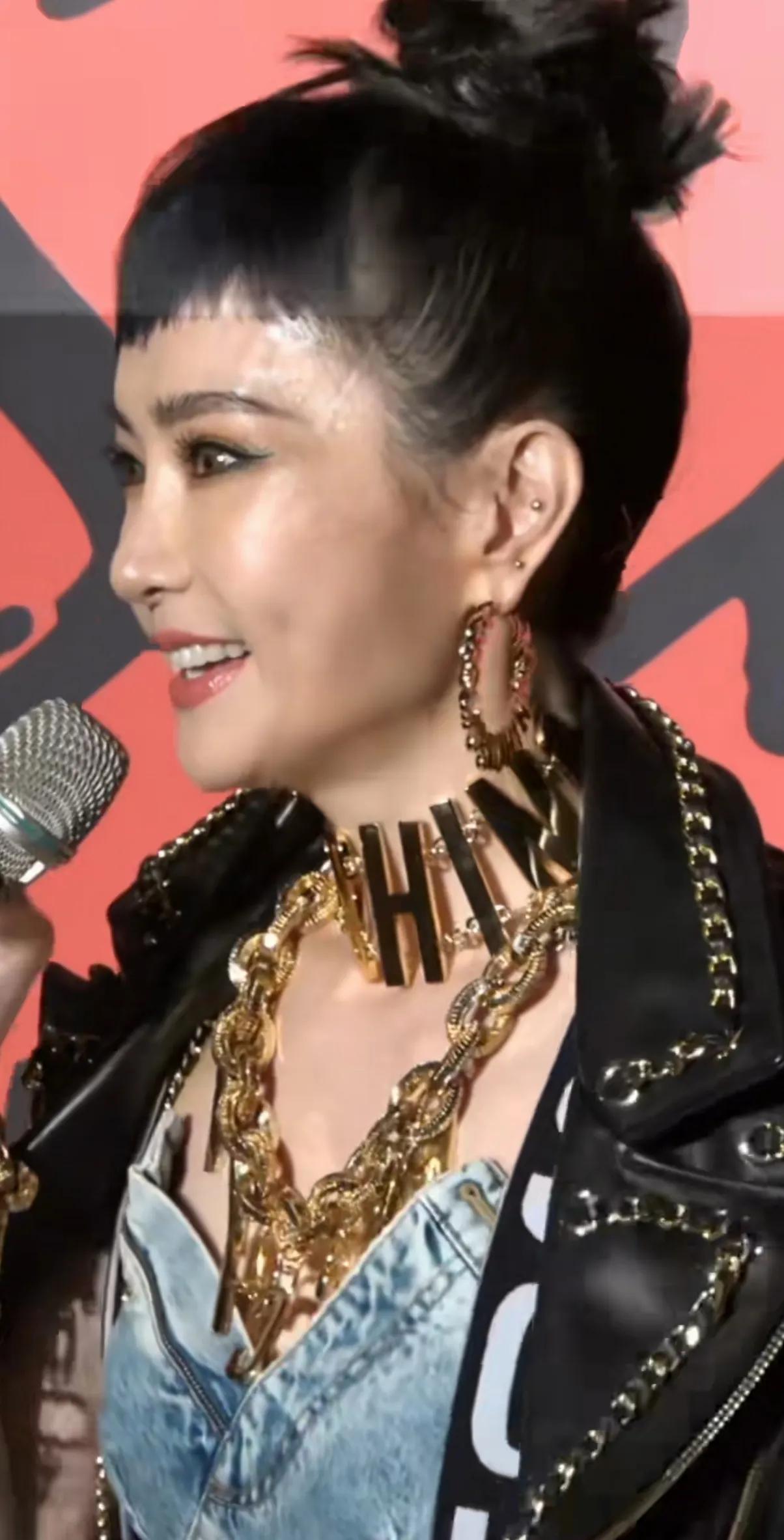 一头乌发，皮肤紧致，脸型饱满，眼睛有神，怎么看都不像51岁的女人，谢金燕太会保养