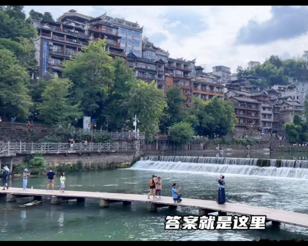 在长沙遇见湘西非遗传承的浪漫信物 土家织锦围巾，用五彩丝线诉说古老情话。披上这份