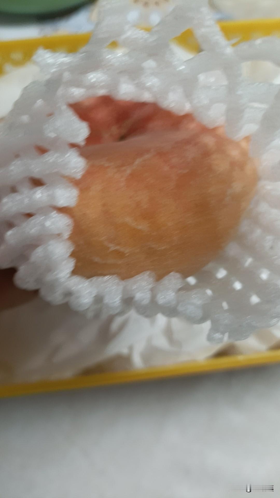 朋友们从新疆返程，每人手提两箱水果，坐飞机回来了[呲牙]
他们送给我的是蟠桃和西