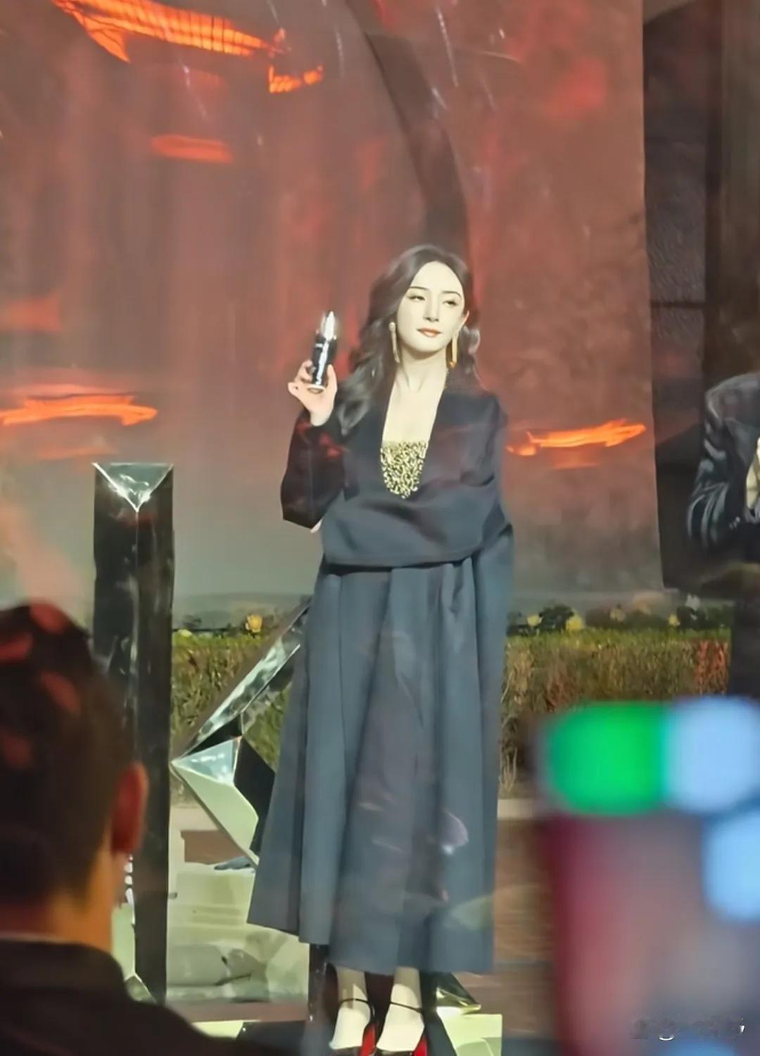 确实是个很有头脑的演员！！ 