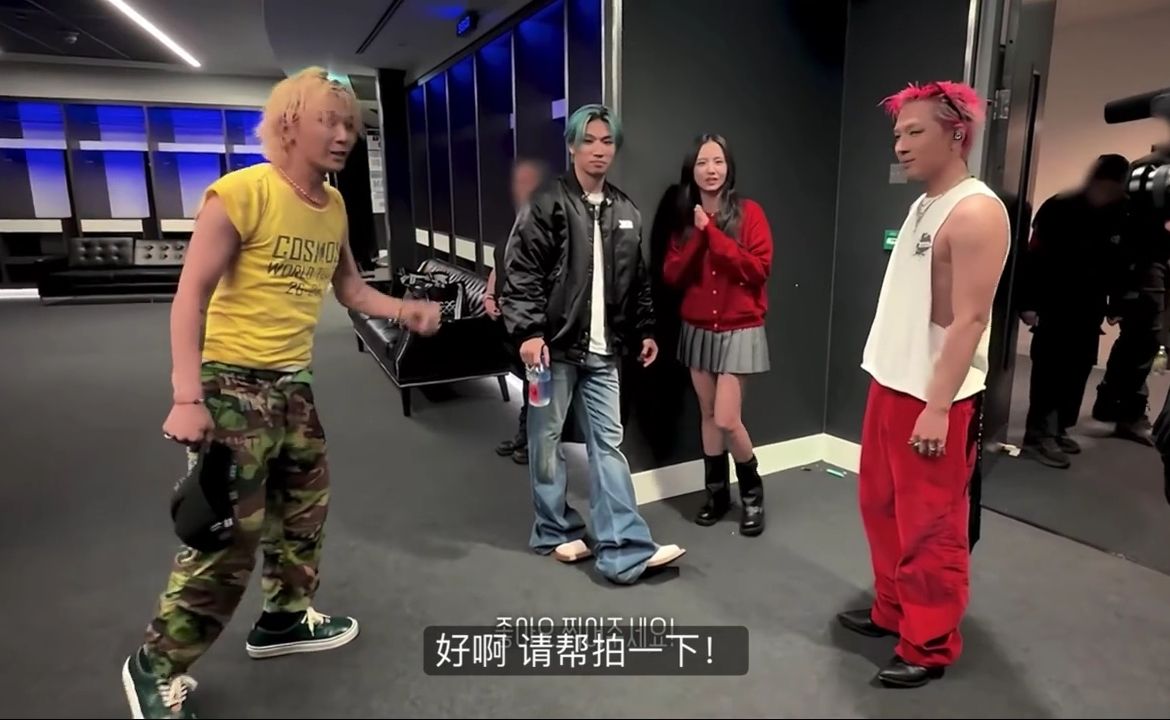 金智秀与BIGBANG的后台互动来啦[赞]呀太可爱了[爱慕]