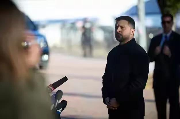 泽连斯基现在学的越来越聪明了，面对特朗普的百般刁难时，即使发生激烈争吵，也要留有