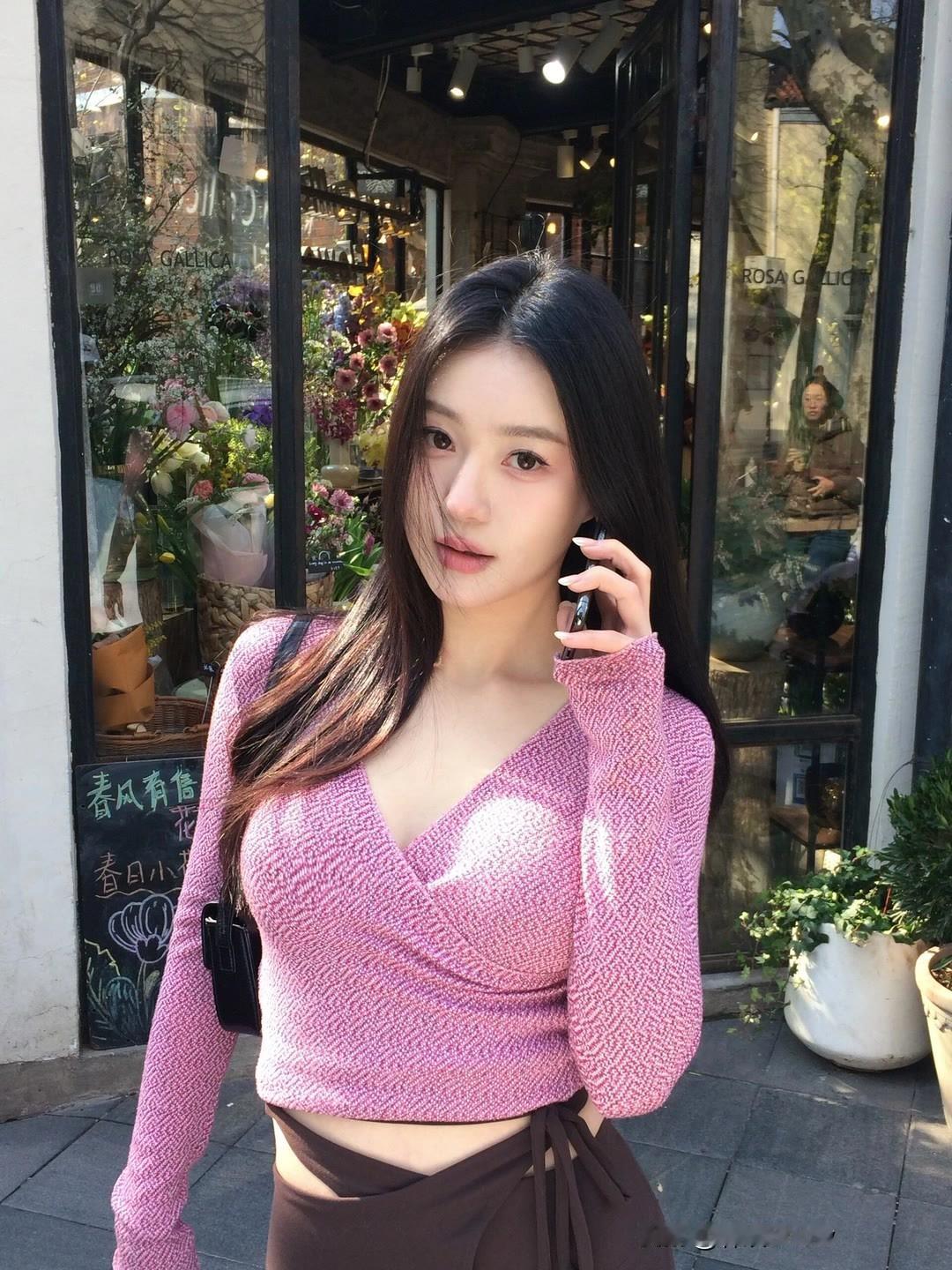 春日穿搭指南：粉色毛衣+高腰裤，轻松出街！嫩粉色系穿搭 漂亮小姐姐 高颜值