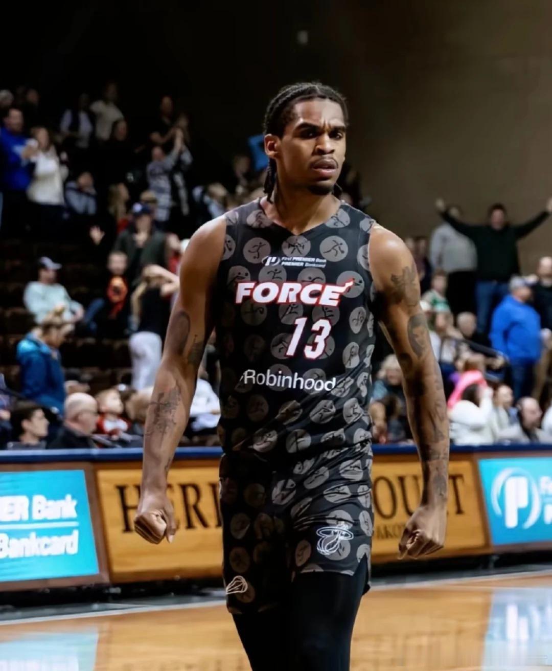 前NBA休斯顿火箭队后卫约什・克里斯托弗（Josh Christopher）通过