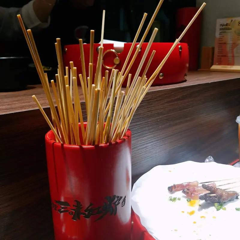 女子进店吃麻辣烫趁机多次往书包里藏签子，最后剩下16元的签子，趁店员不注意逃单。