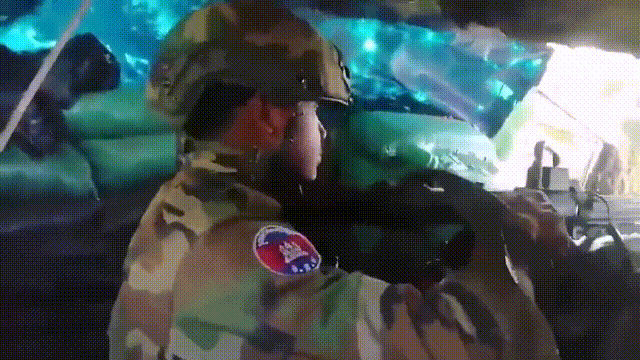 当地时间2025年12月15日，柬埔寨方面公开了，柬埔寨皇家军队士兵攻击泰国军队