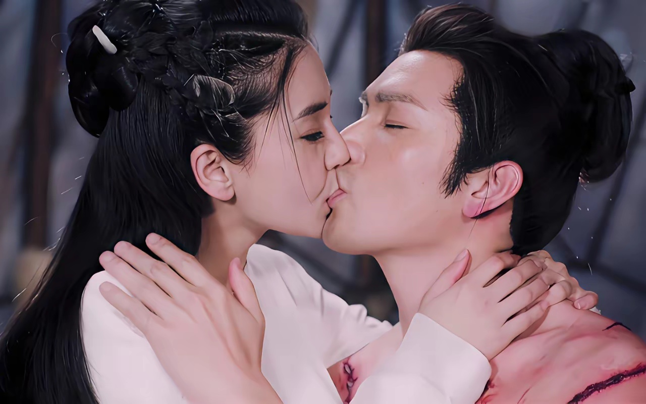 杨颖和钟汉良在《孤芳不自赏》中的吻戏狂热奔放，欲罢不能，禁不住让人脸红心跳。 