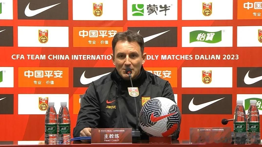 国足1-2输球，扬科维奇：队员失误我担所有责任，今天要是踢弱队那世预赛会痛苦！到