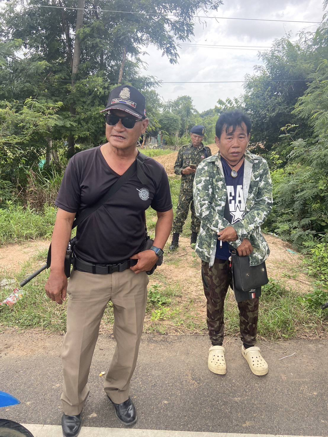 泰国柬埔寨在边境交火 泰国声称抓到柬埔寨间谍。此人偷偷驾车在素林府加布清县境内拍