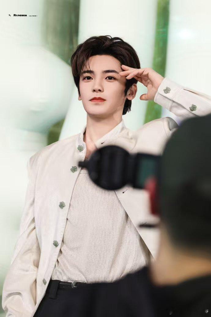 侯明昊蒙眼梦回萧无衣天呐！侯明昊蒙眼瞬间梦回萧无衣，那又纯又欲的少年感直接溢出屏