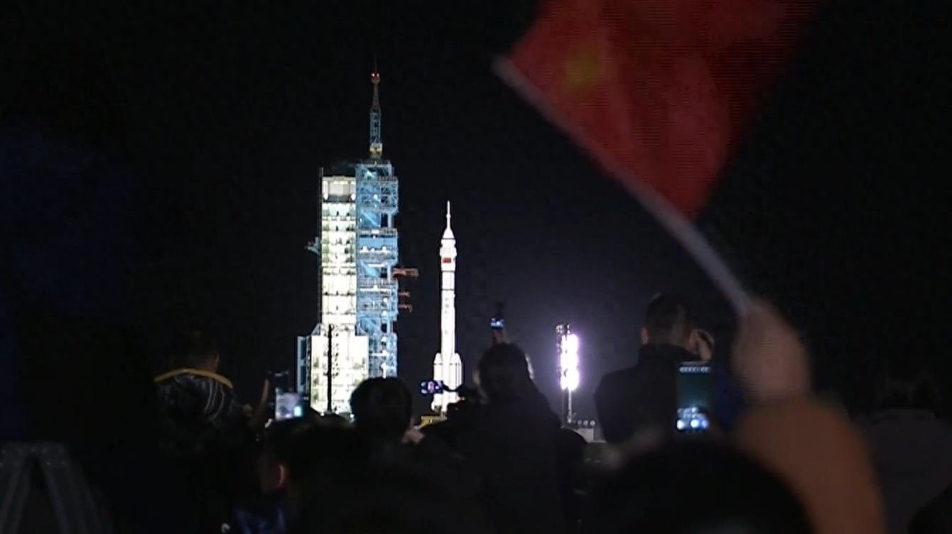 搭载神舟二十一号载人飞船的长征二号F遥二十一运载火箭在酒泉卫星发射中心点火发射