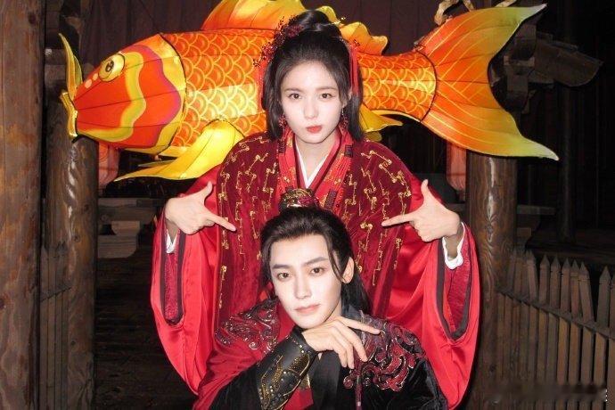 内娱新型cp来了《雀骨》侯明昊“疯批美学”戳中审美，艾米贵女逆袭超爽，“年下疯批