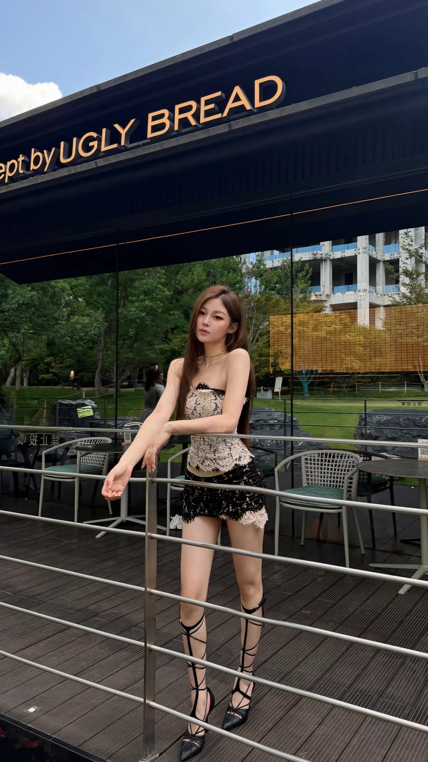 哭给在意你的人吧 吵死了。