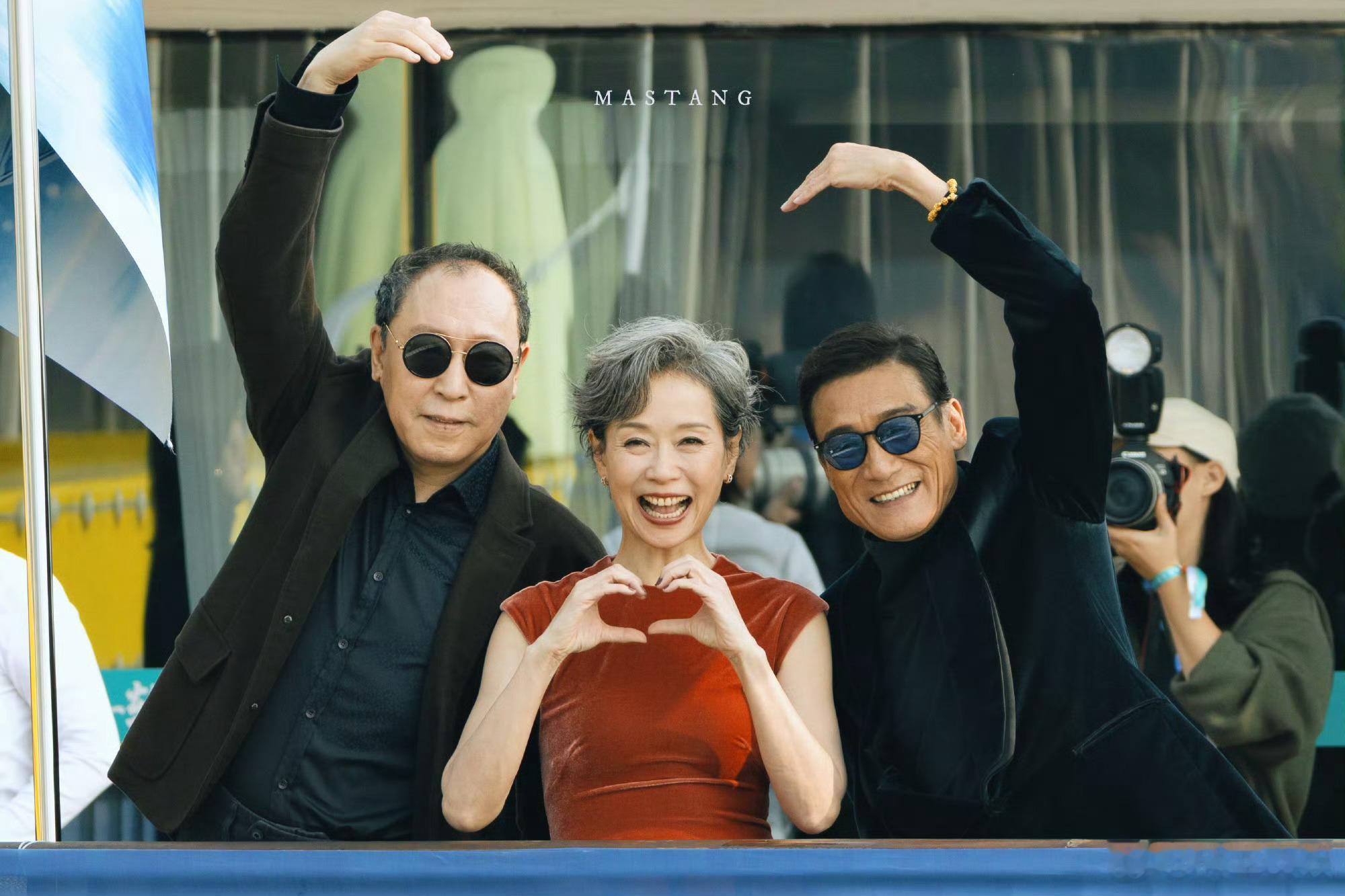 梁家辉叶童倪大红比心合照梁家辉叶童倪大红合照梁家辉叶童倪大红合照，真好，[流鼻血