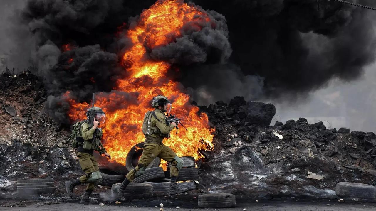 以色列现在的处境，说白了就是一道无解的死题：停手，家园随时可能面临袭击；硬扛，家