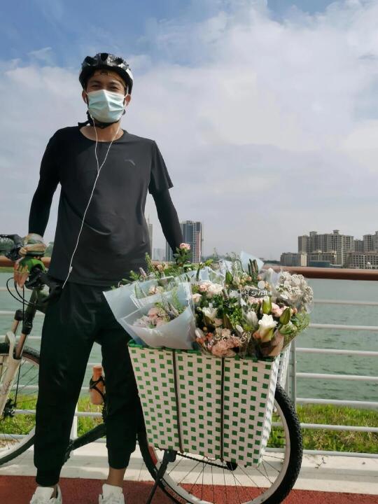 姐妹们！谁说摆摊只能蹲守夜市？我把山地车+鲜花+盲盒玩成流量密码，分享...