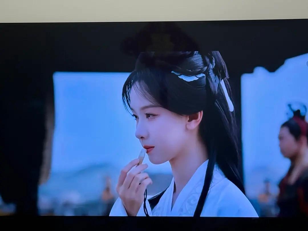 陈都灵真的演的好好，前面剧本割裂，导致情绪老是上不来，很奇怪，最近剧情顺了之后，