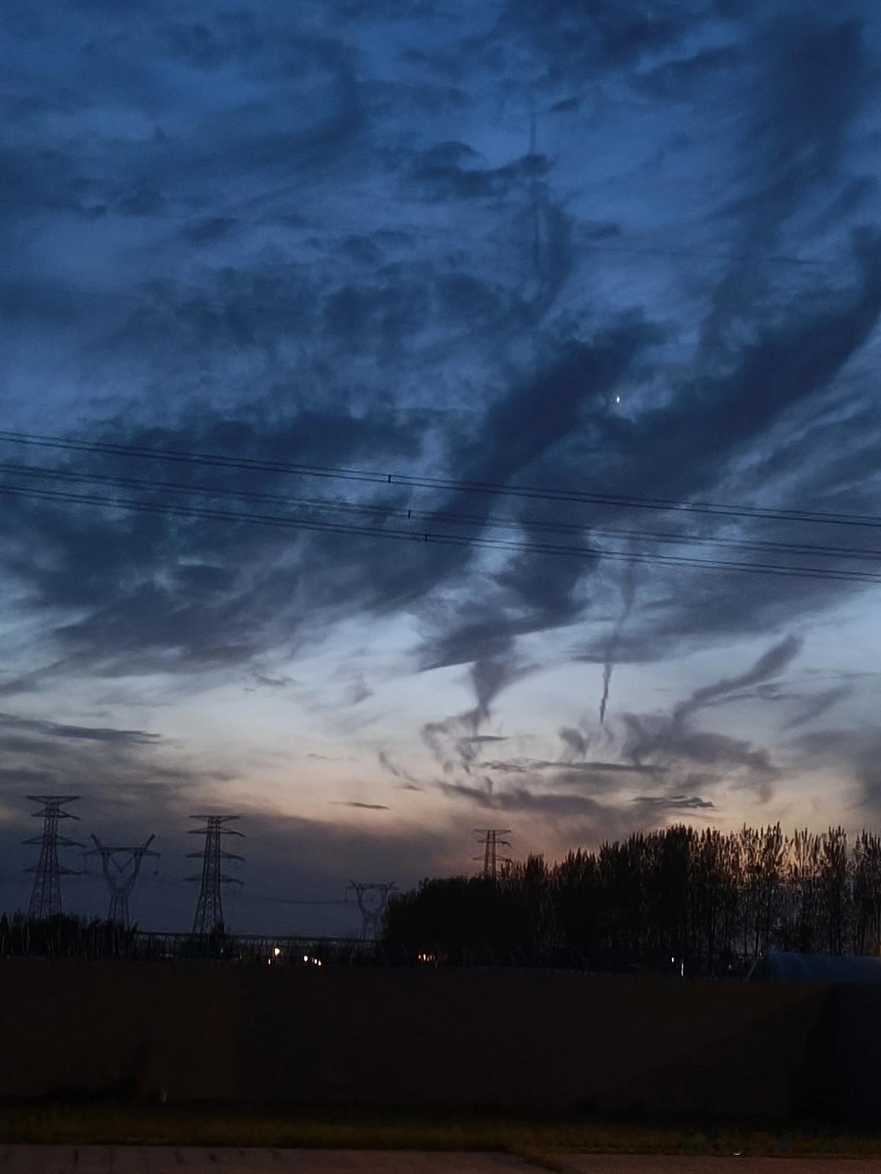 《  看 今 晚 天 空 气 象  》
  [微风][微风][微风][彩虹][微