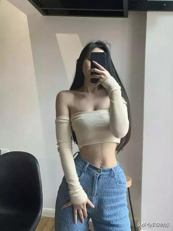 女生穿搭如何又飒又美✨
 
想要穿出又飒又美的风格，核心是平衡利落感与女性魅力，