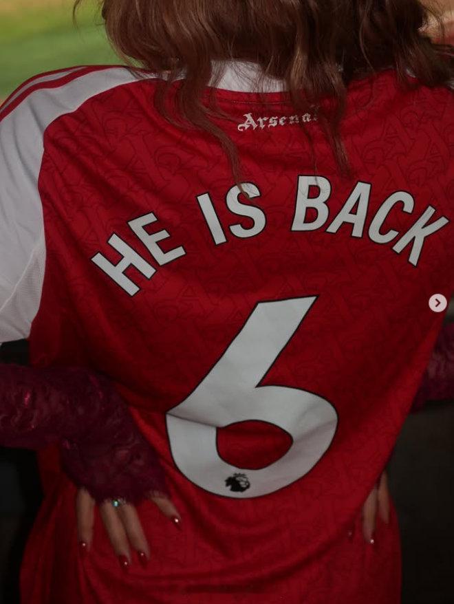 加布里埃尔妻子古德茉身穿一件特制球衣来到酋长球场，见证这位后卫在阿森纳战胜布莱顿