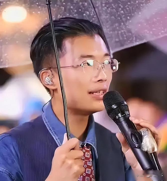 2024 年初，郭有才还在山东菏泽南站露天直播唱歌，每天赚够 300 块就很满足