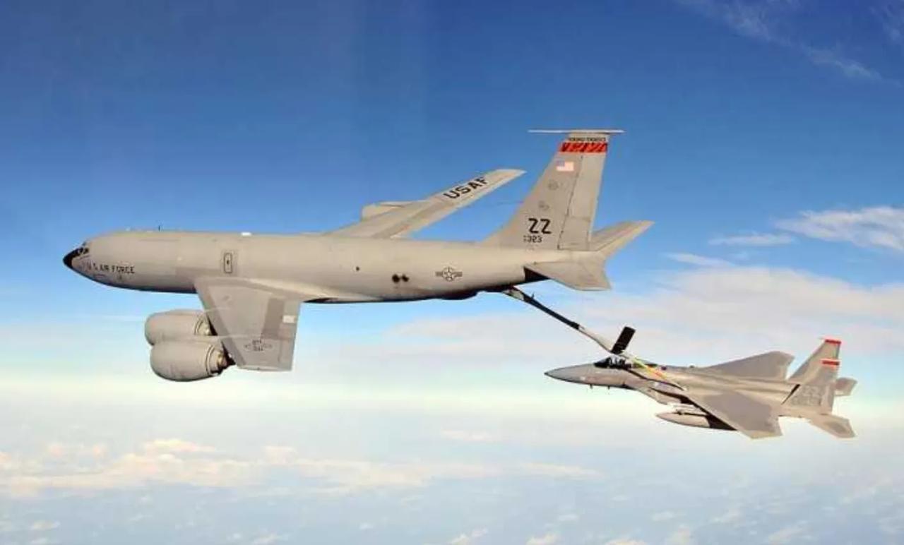 伊朗的“海峡杠杆”战略正在对全球经济产生实质性冲击。

3月12日，疑似伊朗无人