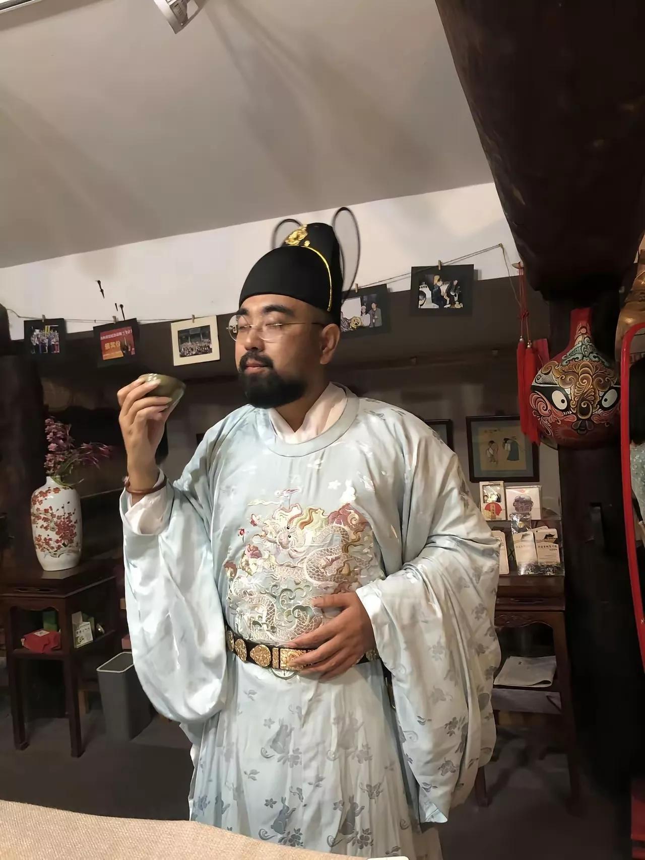 汉服要想真正的复兴，必须要有适合普通人穿的款式，可以不用配帽子而单独穿的那种。总