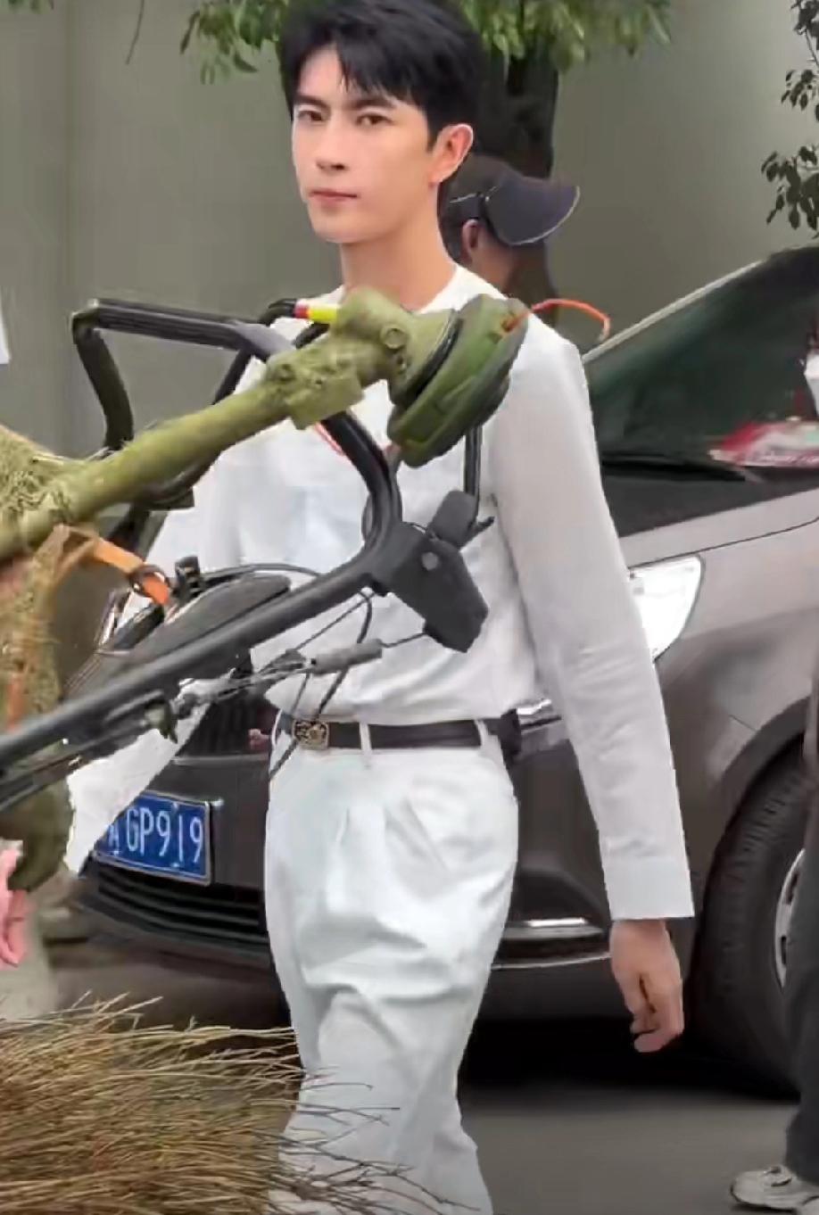 网传于朦胧坠楼小区物业证实确实有人在该小区坠楼了。
但不确定是不是于朦胧，但也有