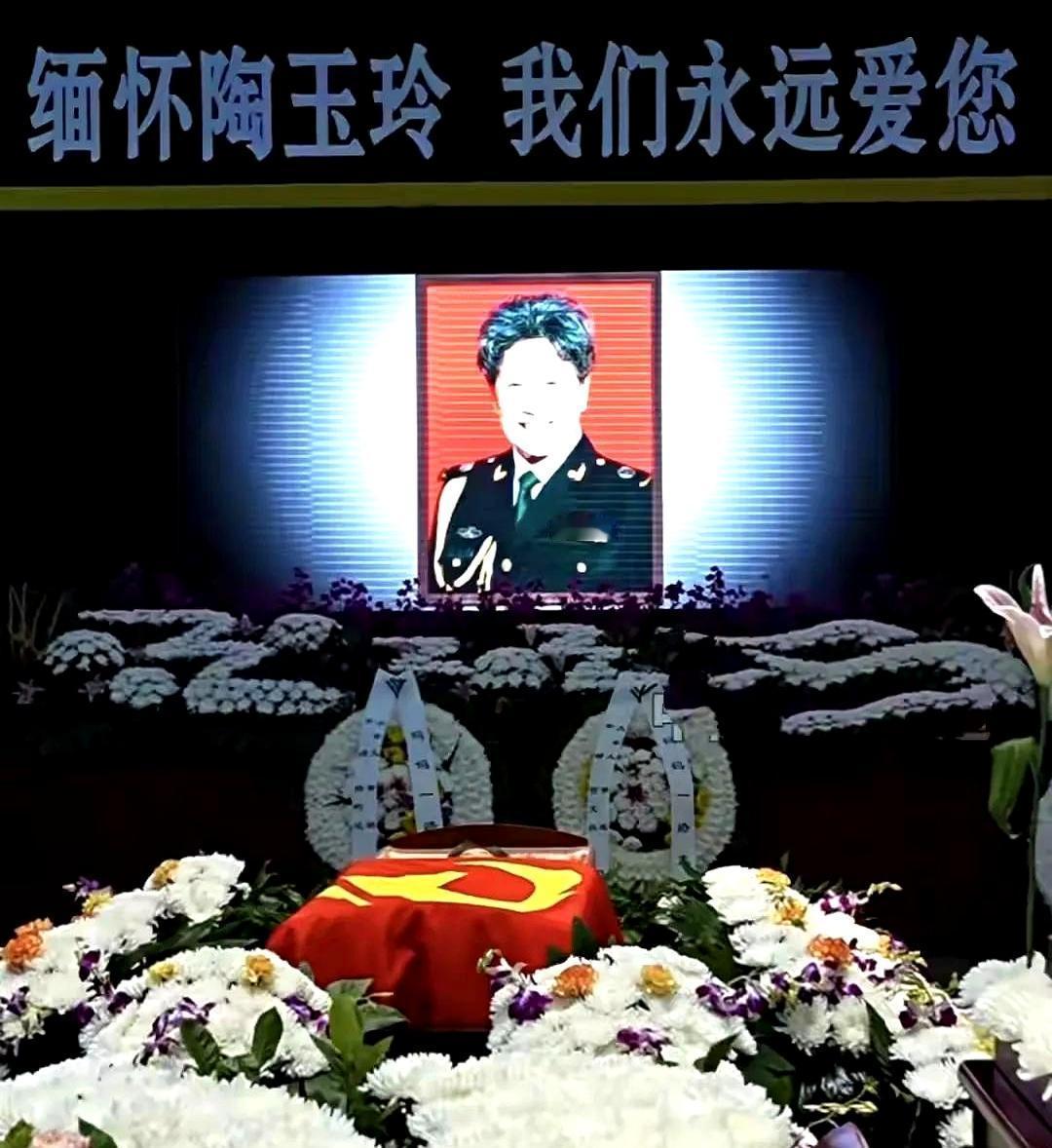 陶玉玲告别式，王骁一个举动戳痛人心。
 
1月19日的八宝山，气氛肃穆，王骁一身