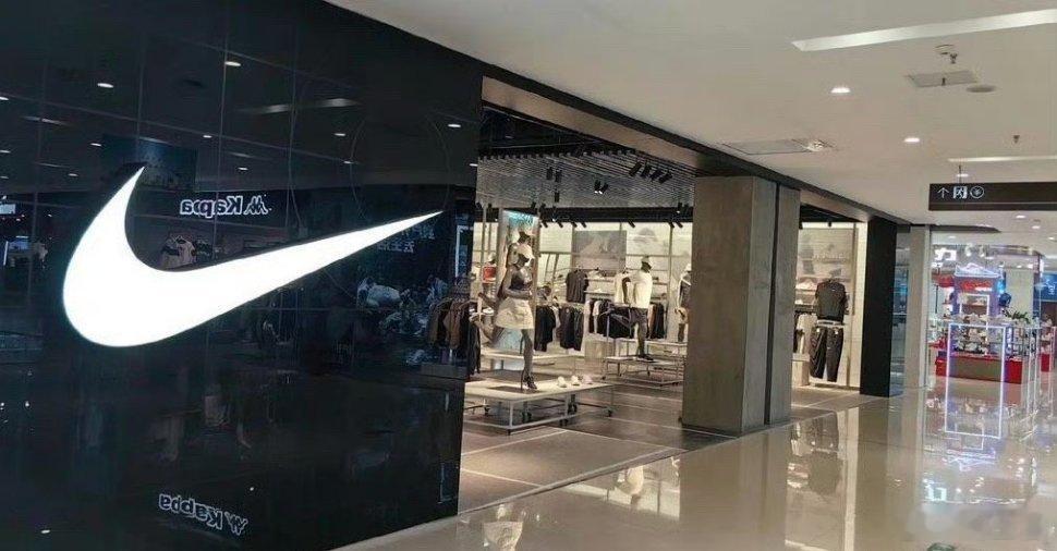 耐克上市3个月新品被滔搏6折出售上市仅仅三个月的新款，滔搏直接打到6折清货，叠加