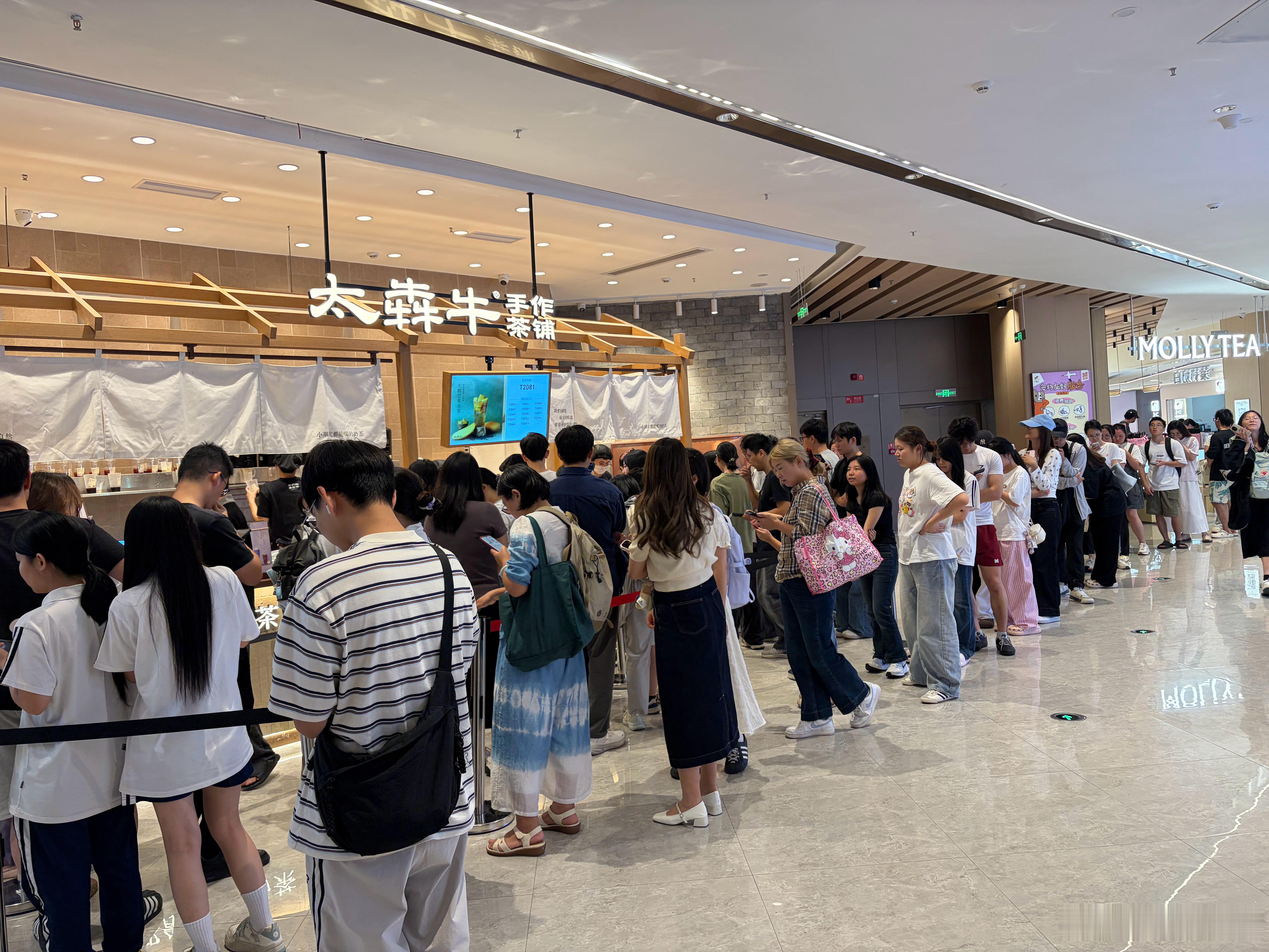 好奇问下，太犇牛真的这么好喝吗？好久没见过这么火爆的阵仗了…… ​​​
