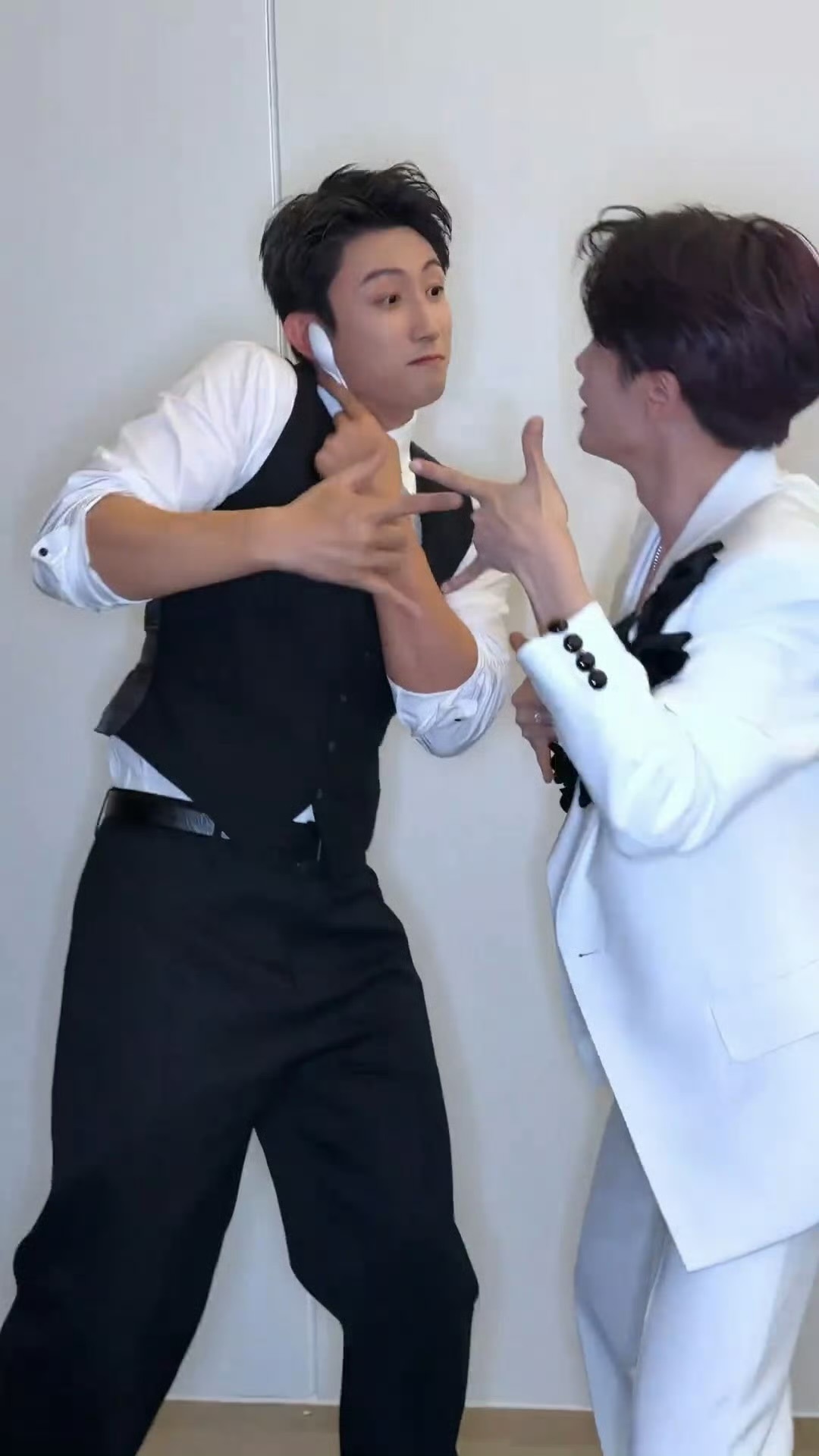 《猎罪图鉴》和《罚罪2》梦幻联动了双厨狂喜你两啥时候合作一部悬疑剧！黄景瑜拿勺子