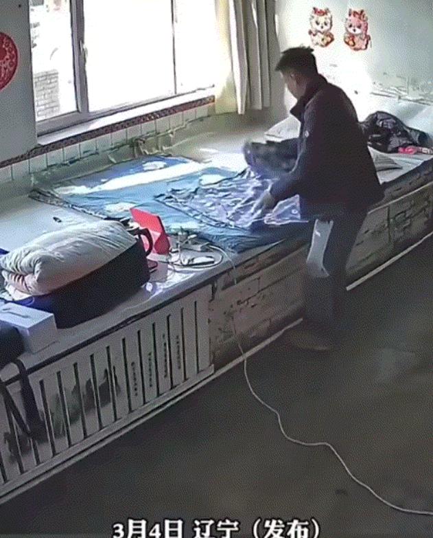 辽宁，一男子独自回到无人居住的老家过年，春节结束后，男子又要踏上返程务工之路，可