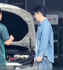 网友偶遇樊振东保养汽车 樊振东是凯迪拉克的代言人，东哥保养都不去4S店吗