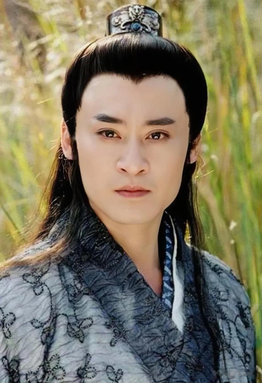 天龙八部中的慕容复，一表人才，武术绝伦，以复兴大燕为己任，但最终落得个疯疯癫癫的