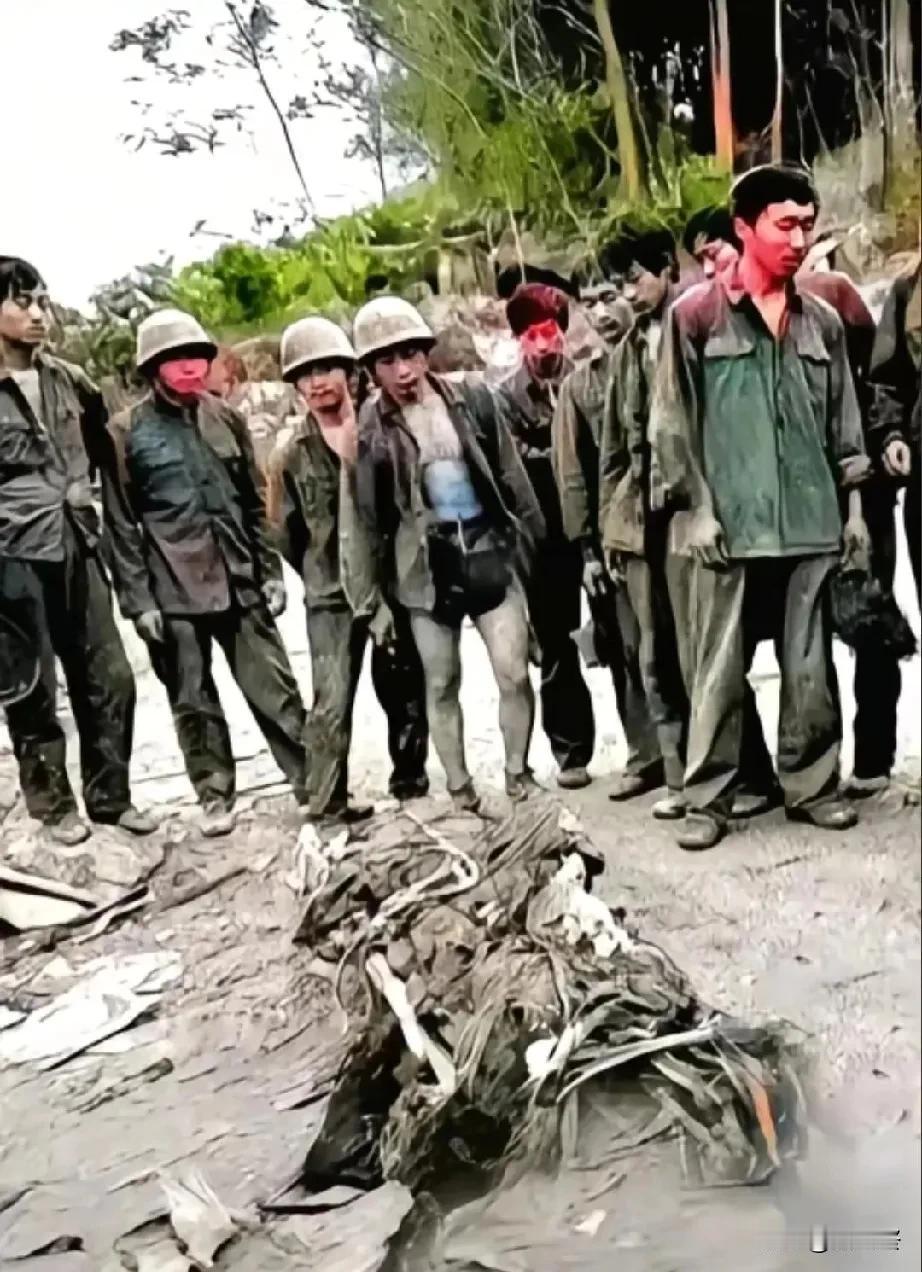 1984年，老山轮战中，一名烈士遗体被战友用担架抬了回来，看着战发残缺不全的遗体