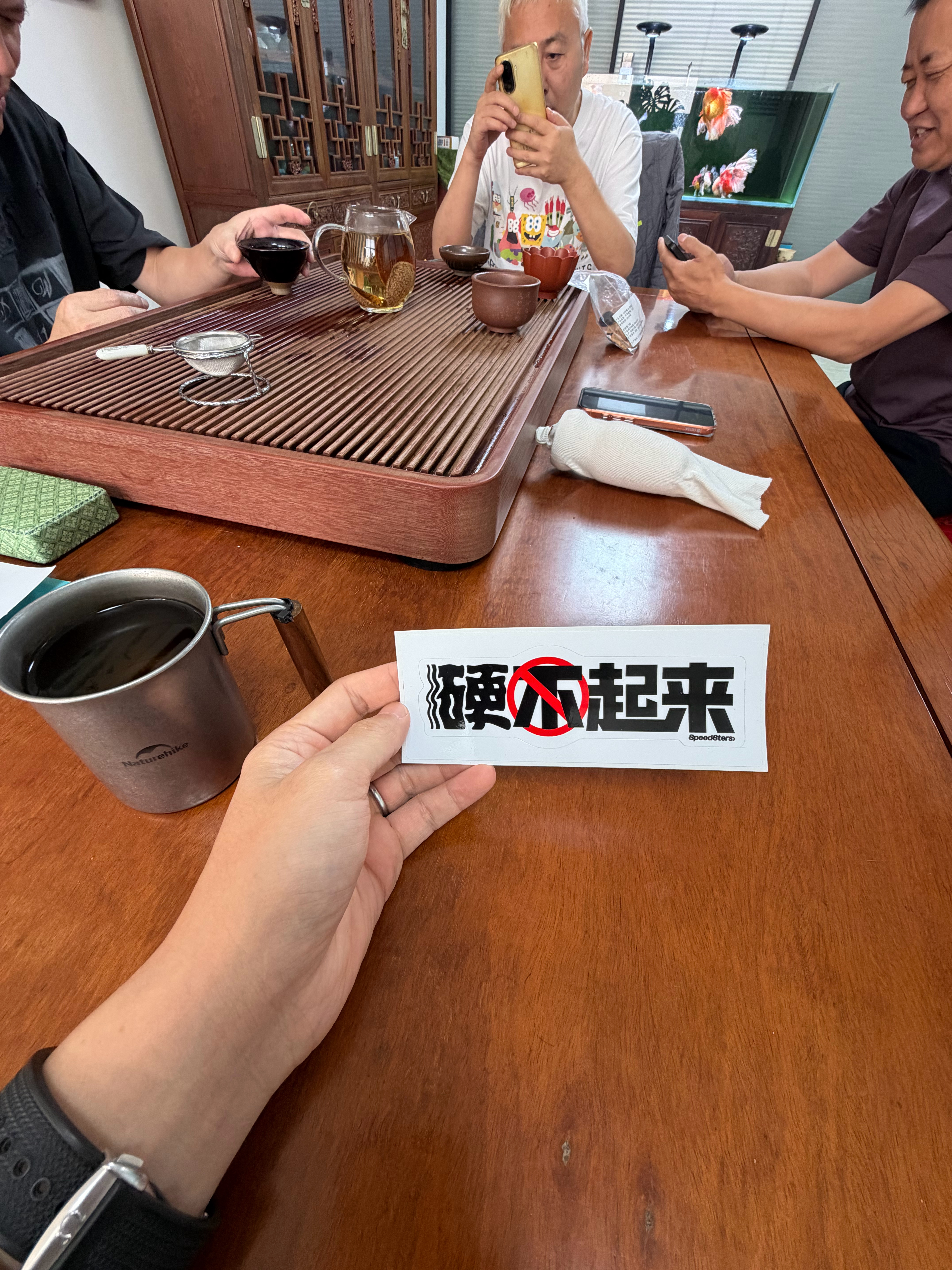 各位老登面对这个贴纸，陷入了沉思  ​​​