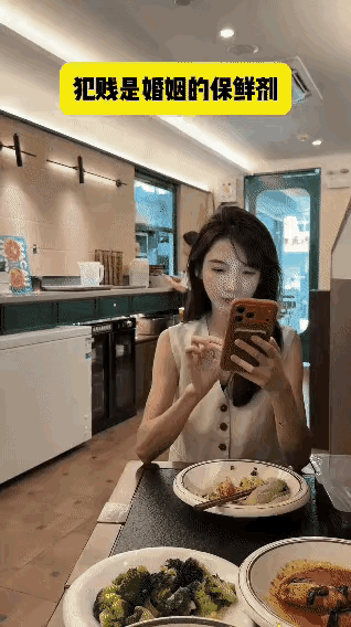 这哥们，情商是真的高啊！如此尴尬的场面，就这样轻松愉快的解决了！