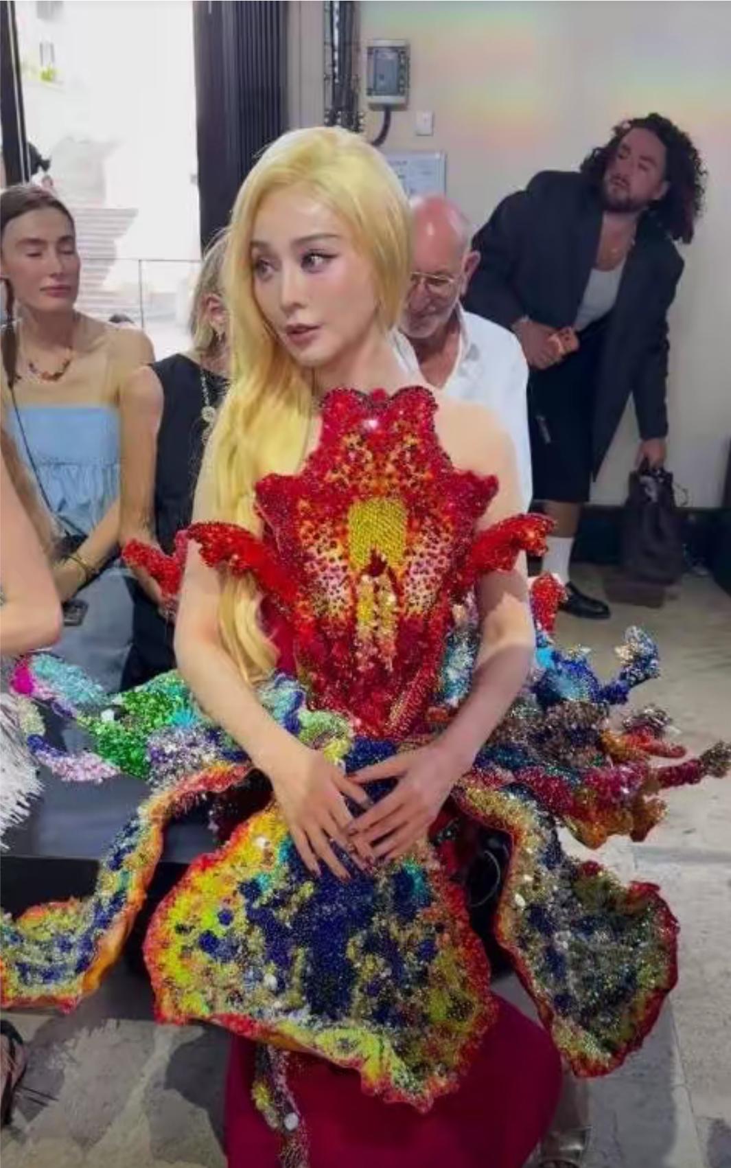 一个敢设计，一个敢穿，大家觉得她穿这衣服漂亮吗？