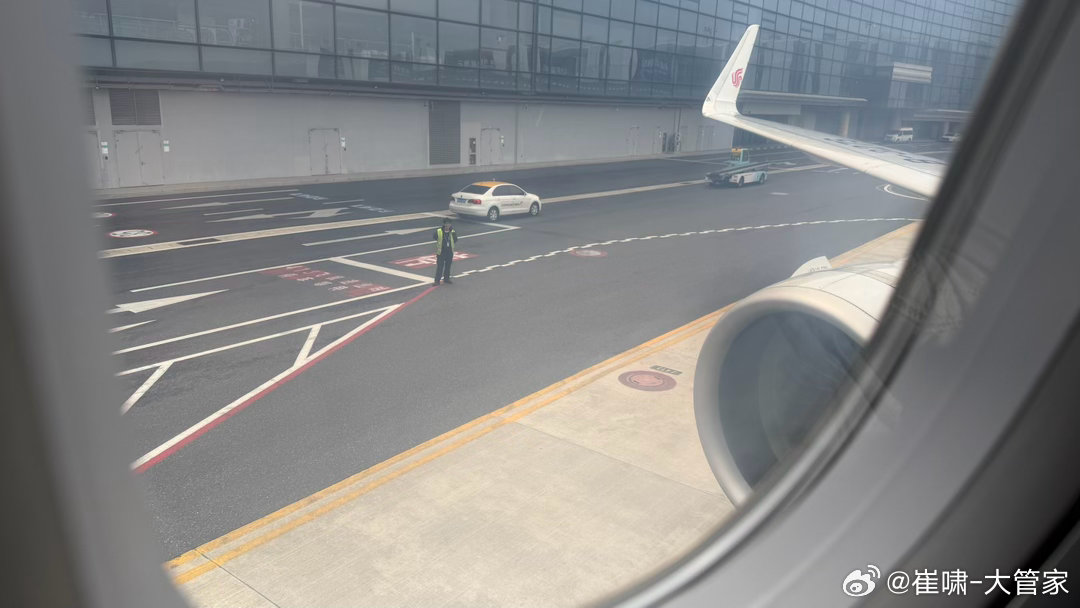 果然要入夏了，全国各地下雨影响航班飞行的情况也开始了。晚登机一小时，登机后又坐了
