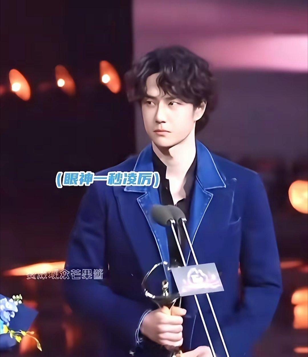 河南的男人就是中！女主持人要遭殃了，以后很难有机会主持微博之夜了。王一博让她摊上