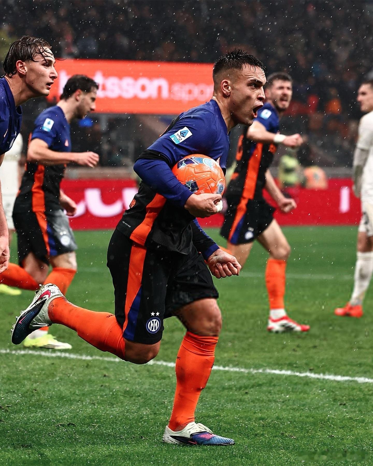 上轮意甲使用的橙色比赛用球，从下轮开始将换回白色用球。国际米兰热点现场意甲