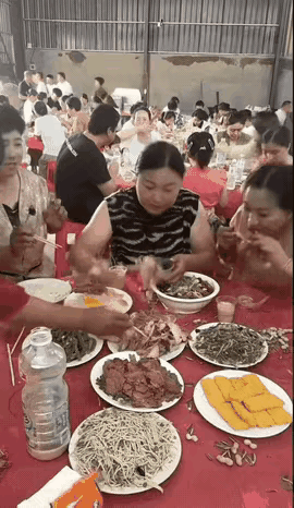 看了这个视频，感到可笑，都什么年代了，还是这么欠吃的，丢人现眼。

这是一户人家
