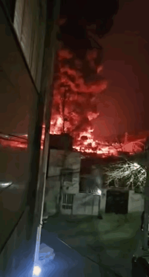 美国和以色列轰炸了德黑兰的油库，油库燃起了熊熊大火，损失石油倒是小事，对环境的污