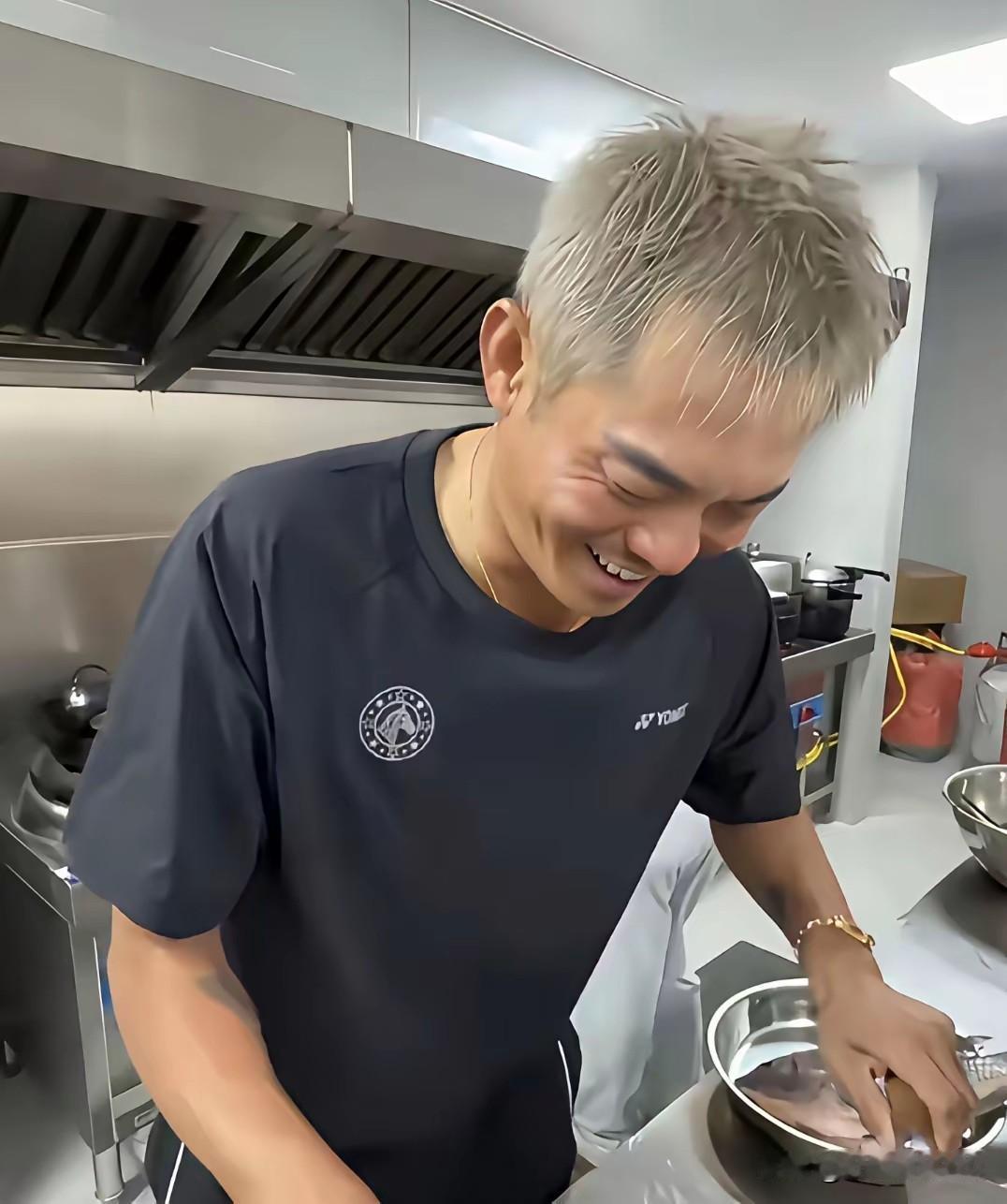 快43岁的林丹，染一头银发差一点没认出来，可能是因为早年休育训练太辛苦，他的头发